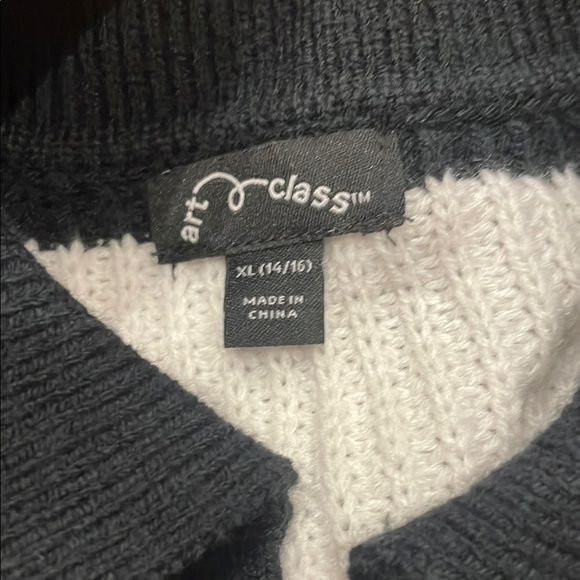 Black and White Striped Cropped Sweater - Picture 3 of 4